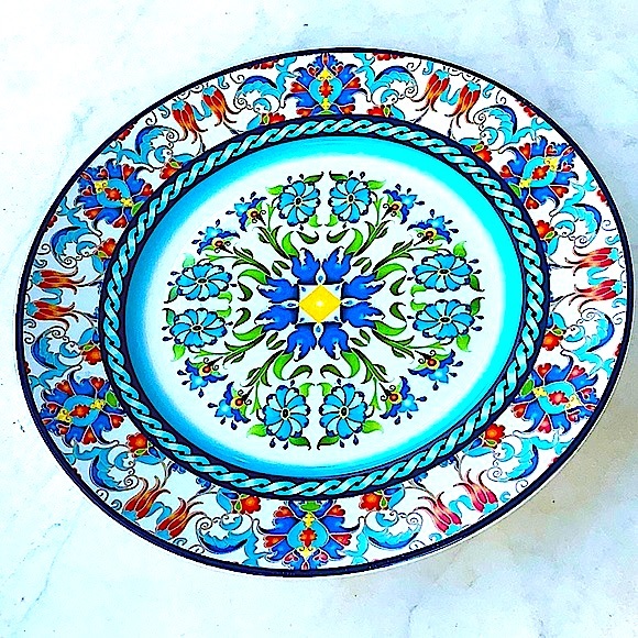 222 FIFTH TUNISIA DINNER PLATE FLORAL RED GREEN BLUE 10 IN NEW PORCELAIN - Picture 3 of 5